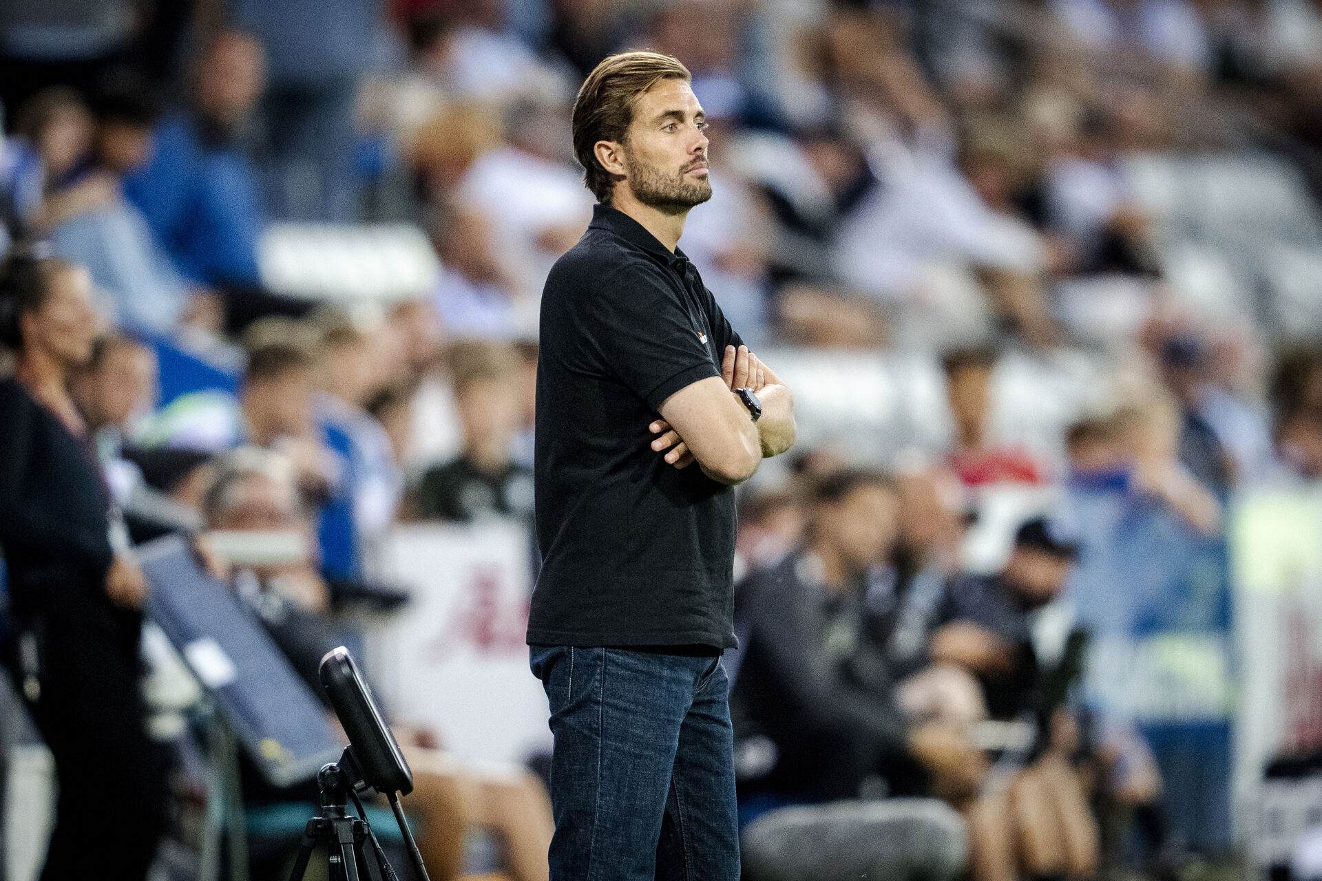 Jakob Poulsen spejder ud over banen.