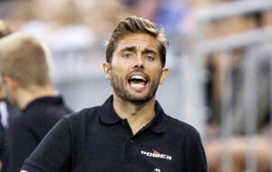 Poulsen råber ude på sidelinjen