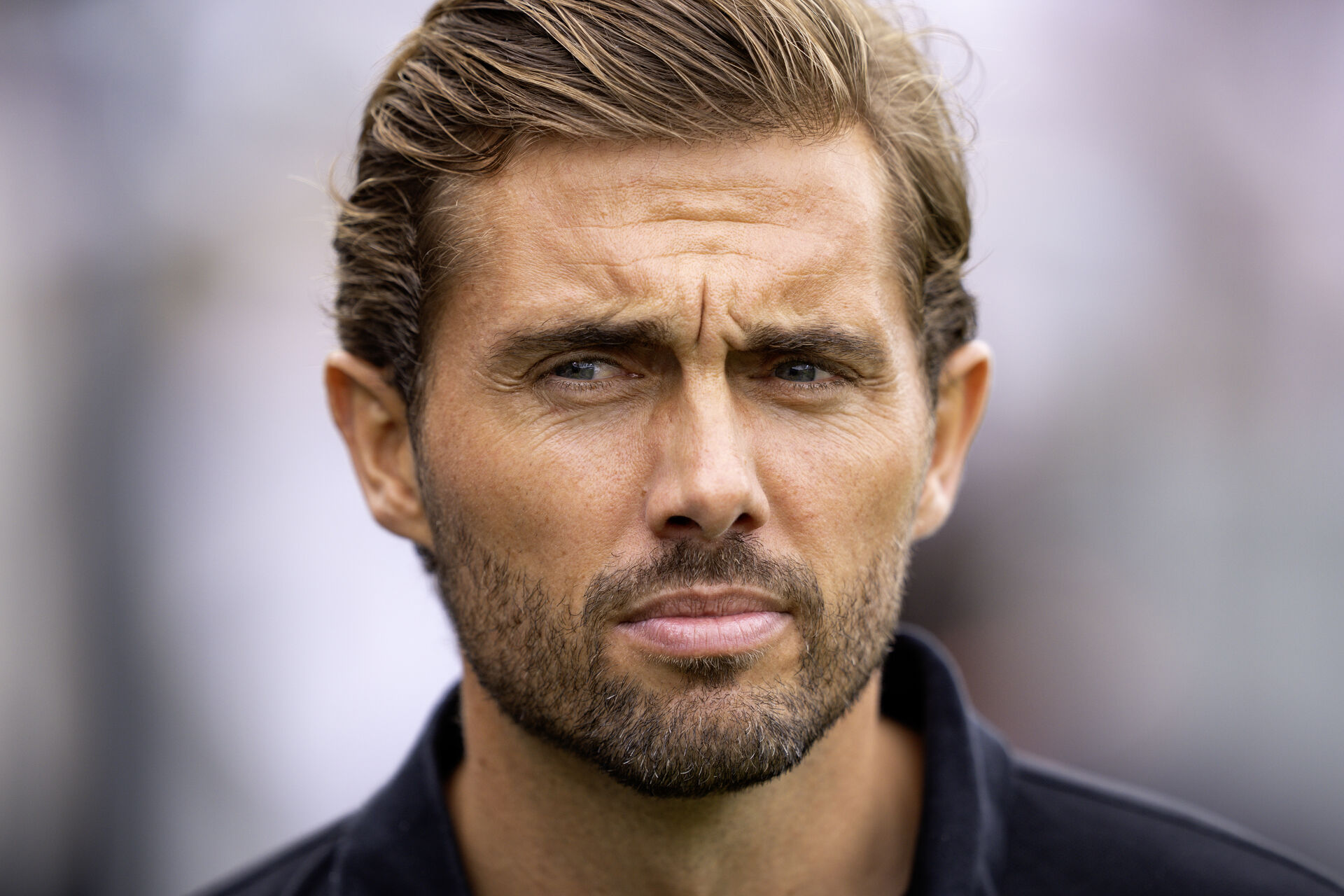 Jakob Poulsen kigger på banen