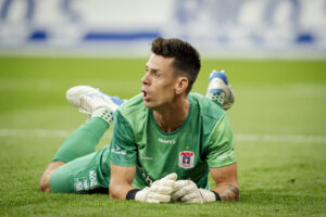 Jesper Hansen ligger på maven under en AGF-kamp