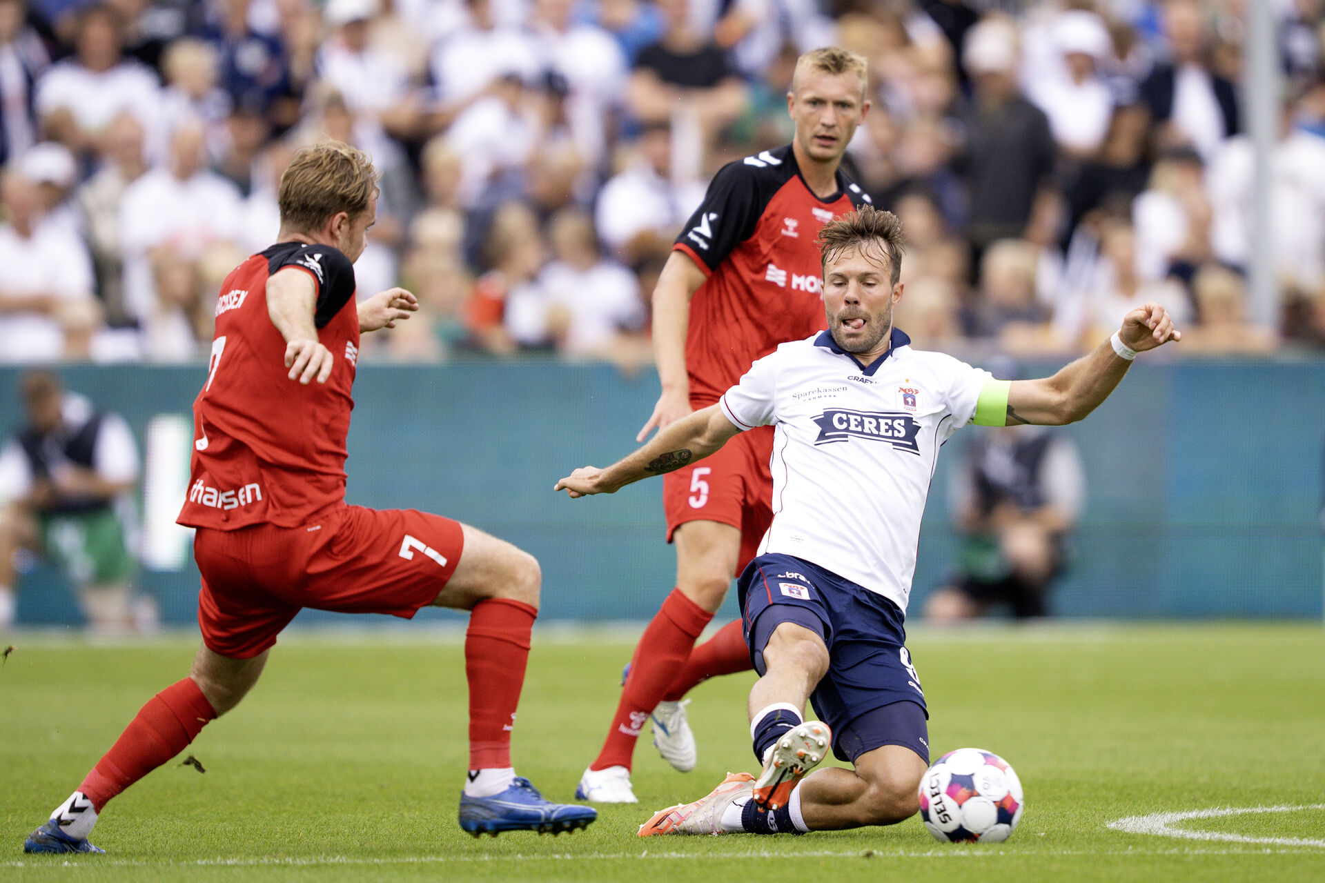 Patrick Mortensen tackler mod FC Fredericia.