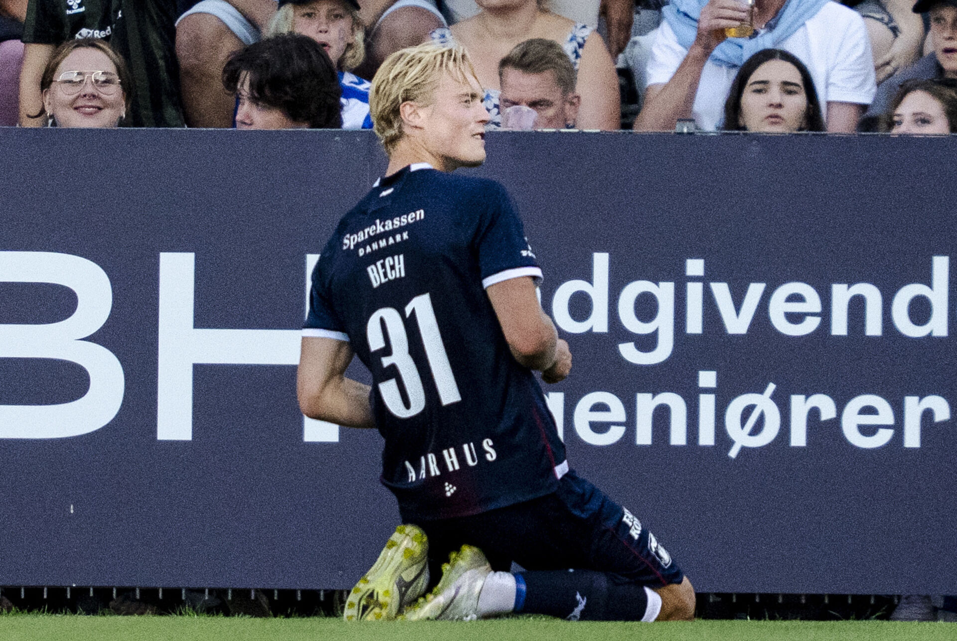 Tobias Bech glider på knæ