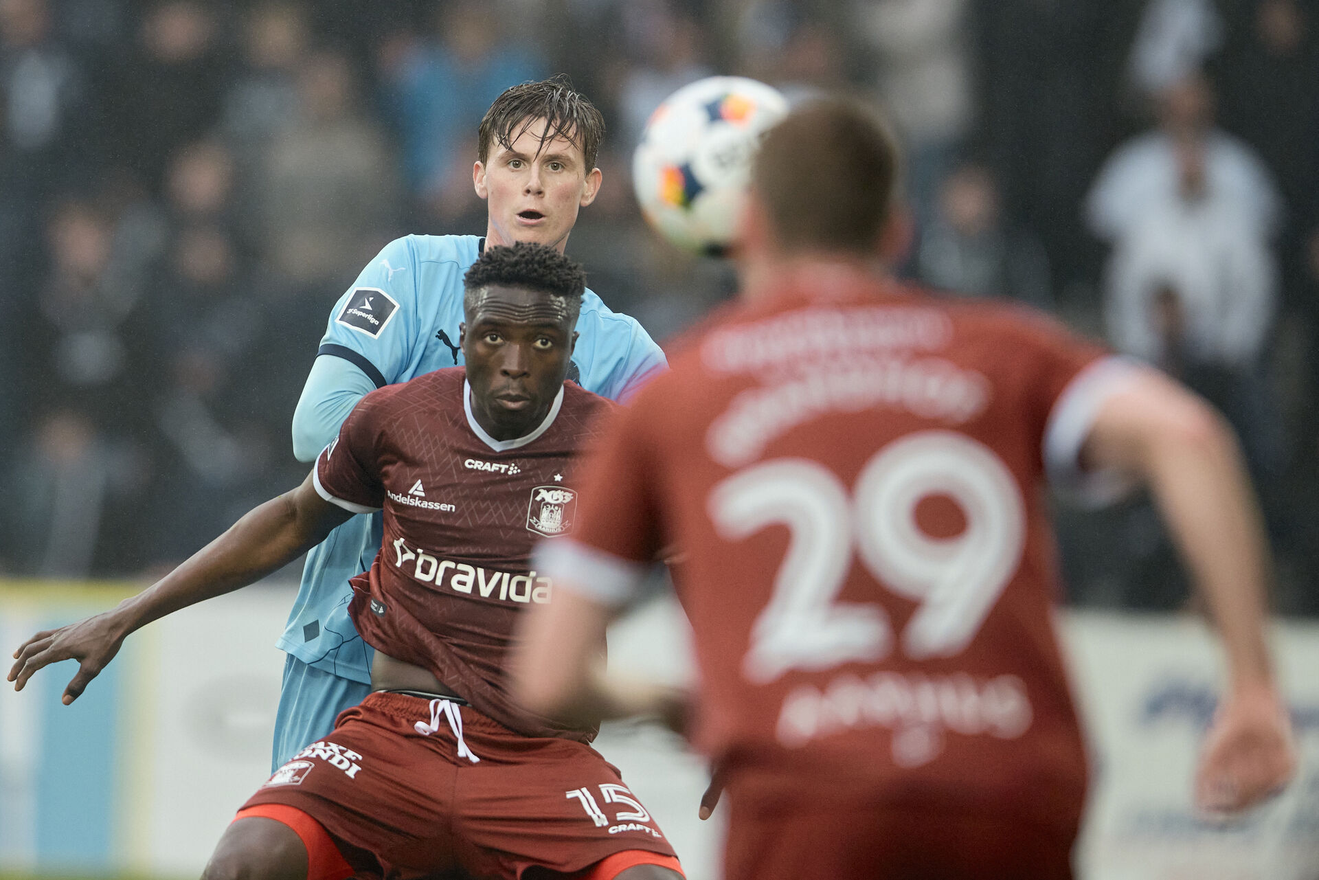 Youssouph Badji i duel.