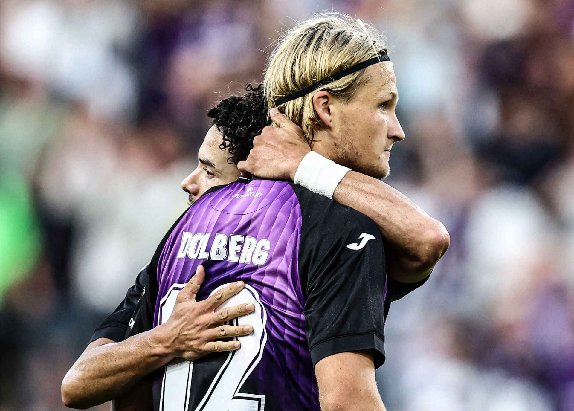 Kasper Dolberg fejrer en scoring for Anderlecht ved at kramme med en holdkammerat.