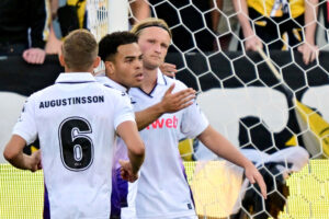 Kasper Dolberg jubler med holdkammeraterne.