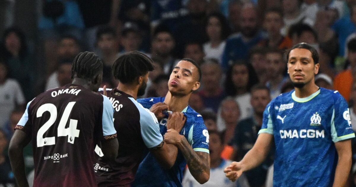 Spyt og håndgemæng: Mason Greenwood i klammeri med landsmand Foto: Miguel Medina/AFP/Ritzau Scanpix