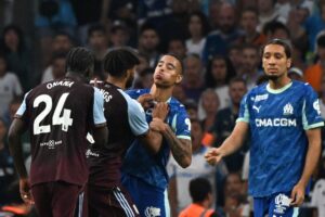 Mason Greenwood i klammeri med Tyrone Mings.