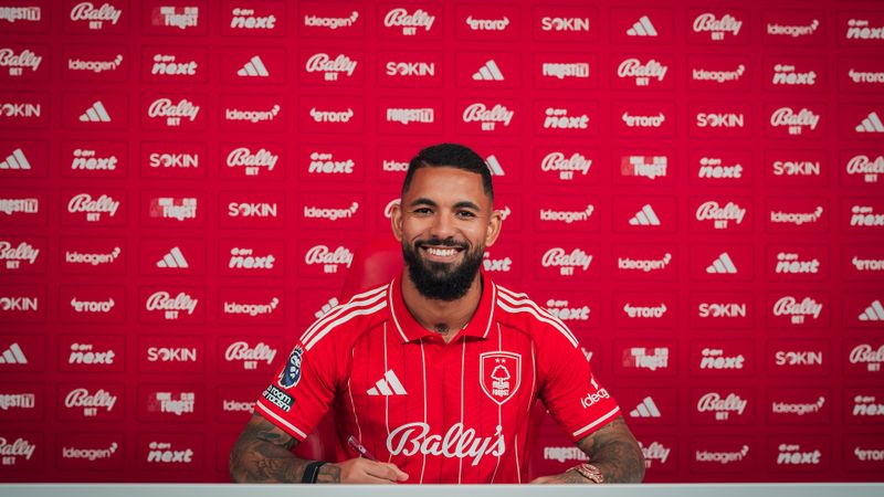 Douglas Luiz underskriver sin kontrakt med Nottingham Forest