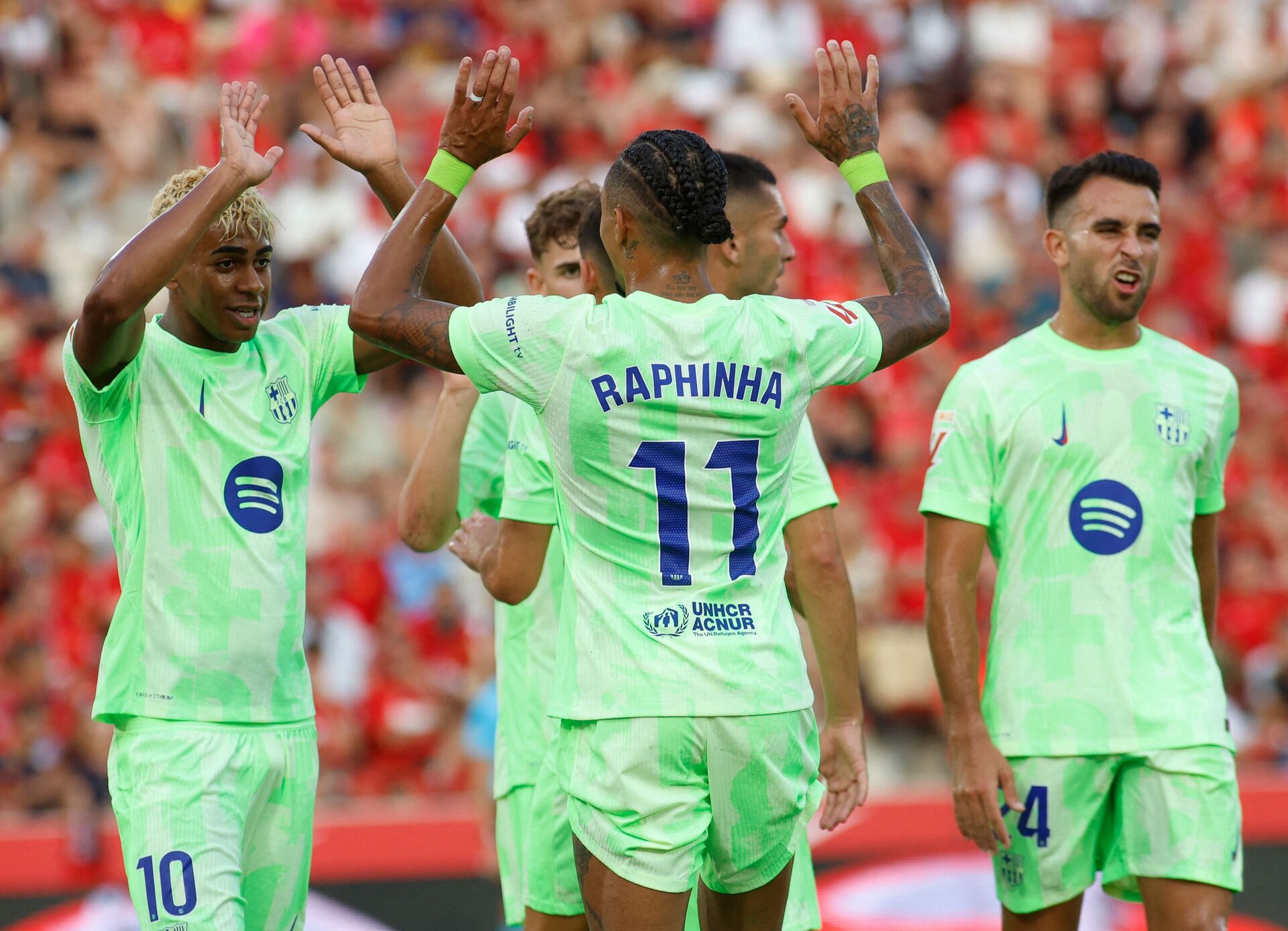 Lamine Yamal og Raphinha giver high-five efter en FC Barcelona-scoring