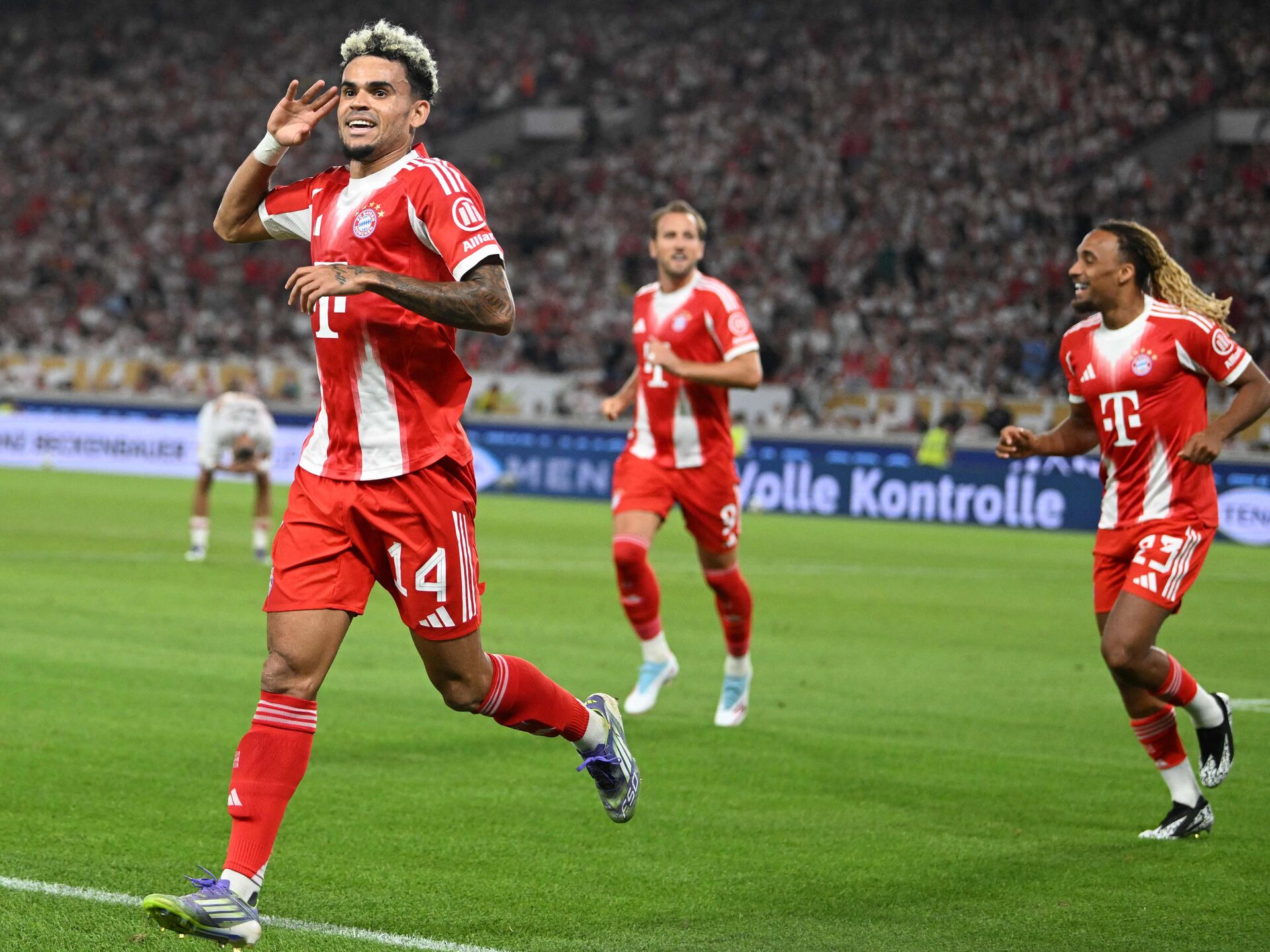 Bayern Münchens Luiz Diaz og holdkammeraterne fejrer en scoring