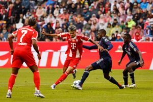 Luis Díaz-debut for Bayern München mod Lyon