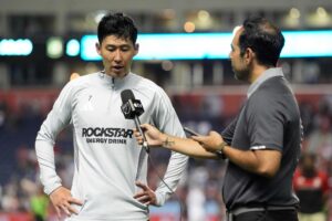 Son Heung-Min udtaler sig til pressen efter sin debut