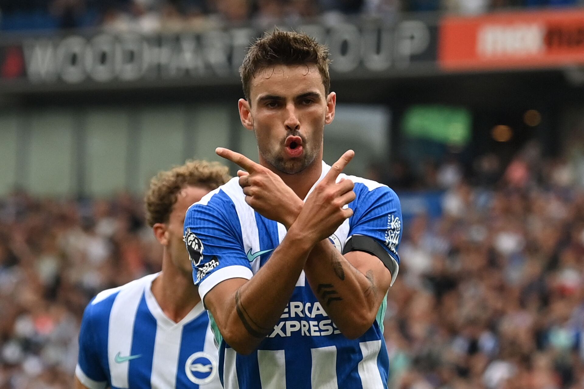 Matt O'Riley peger med fingrene, mens han fejrer en scoring for Brighton and Hove Albion
