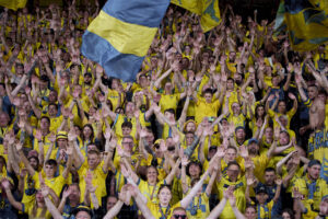 En masse Brøndby-fans klapper