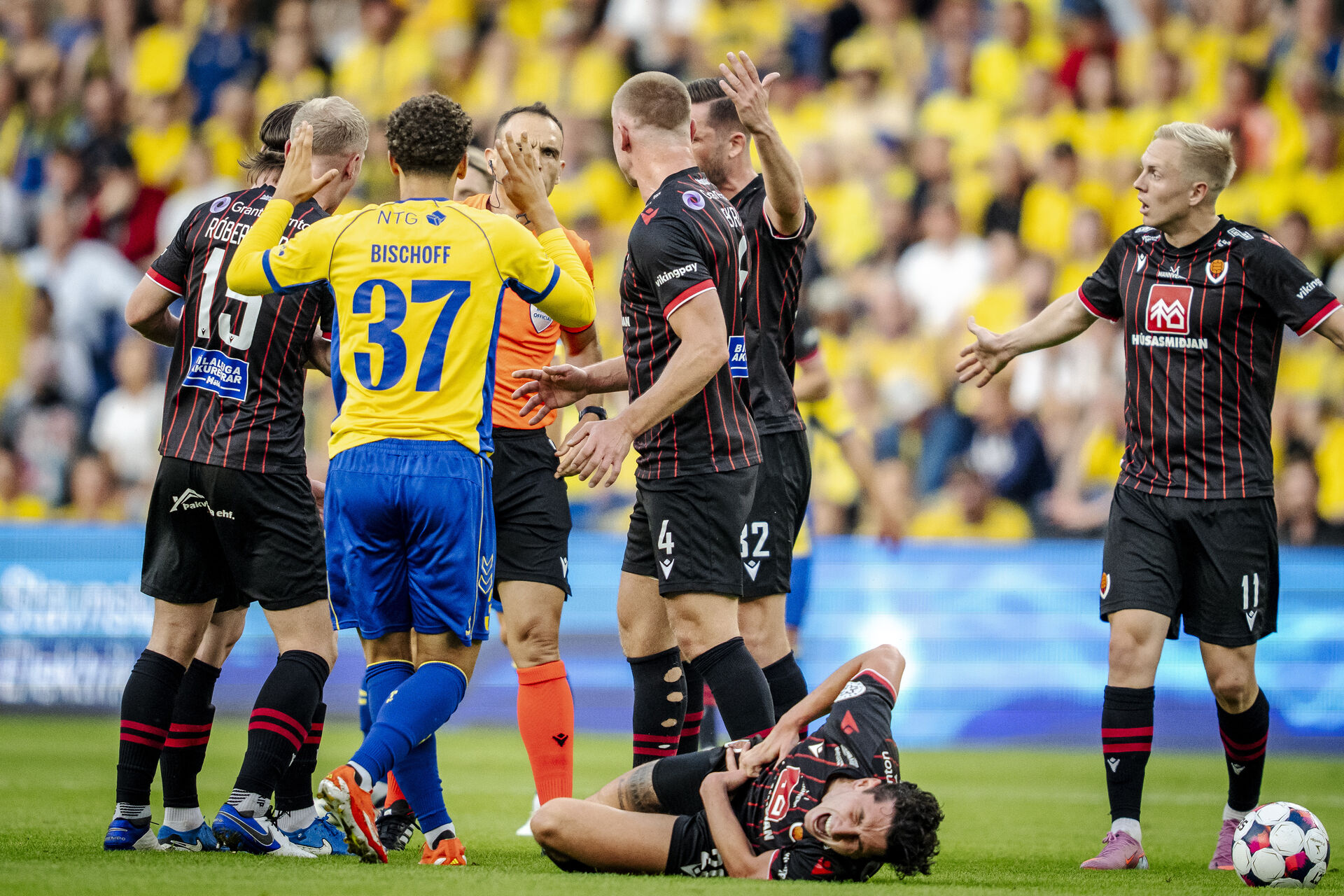 Clement Bischoff får rødt kort.