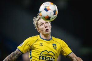 Daniel Wass kigger på bolden under en kamp for Brøndby IF