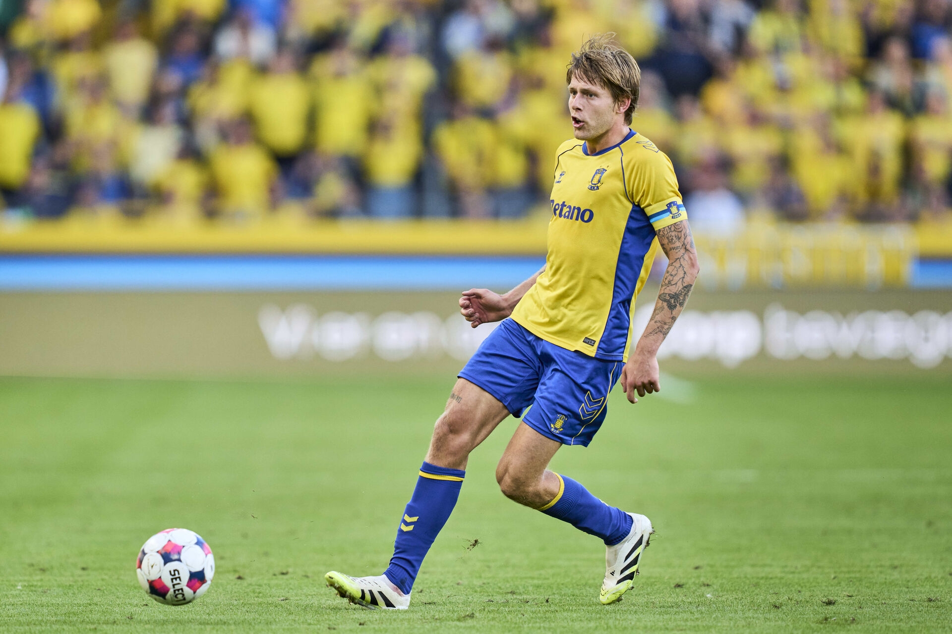 Vallys spiller bolden