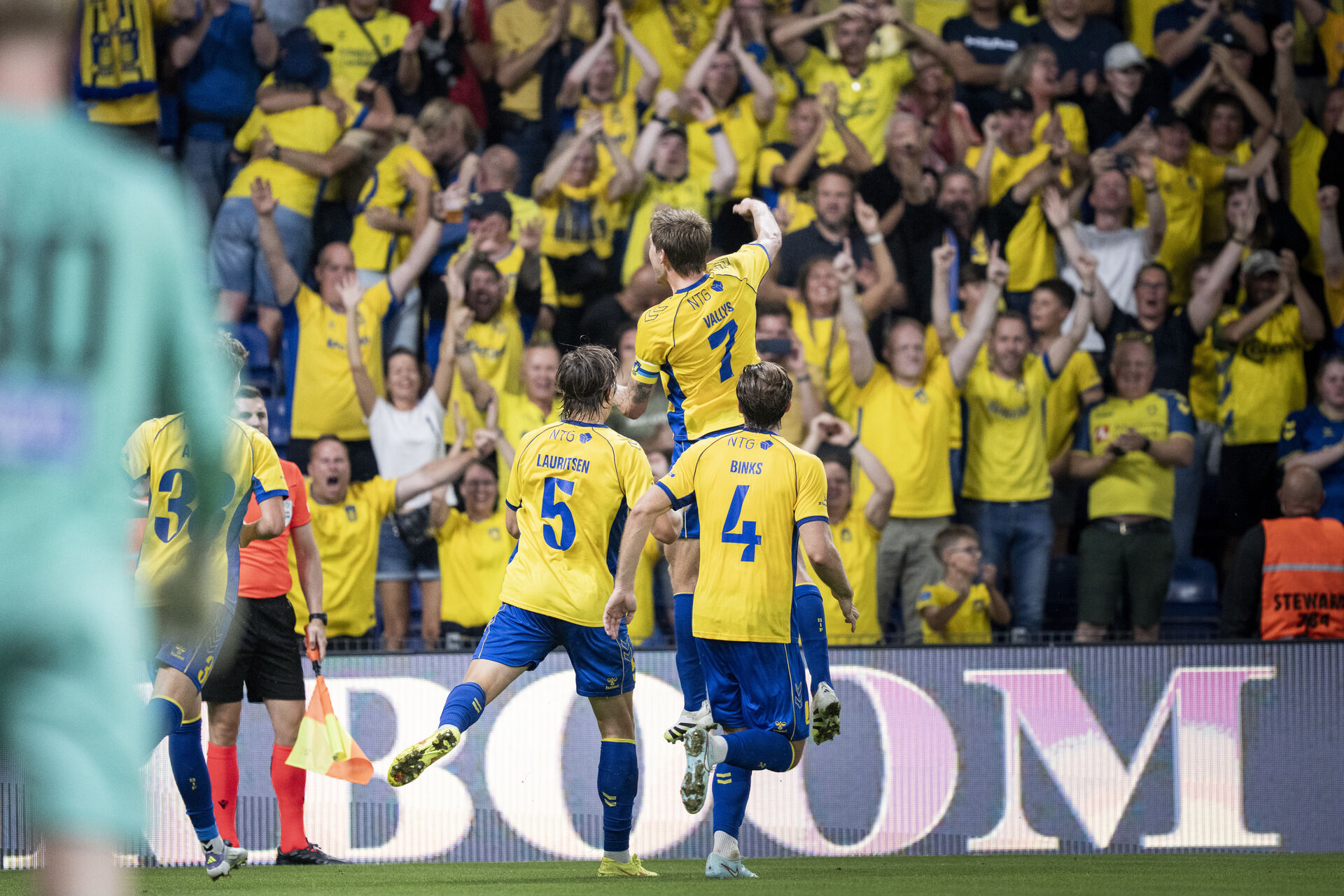 Brøndbys fans og spillere jubler over en scoring.