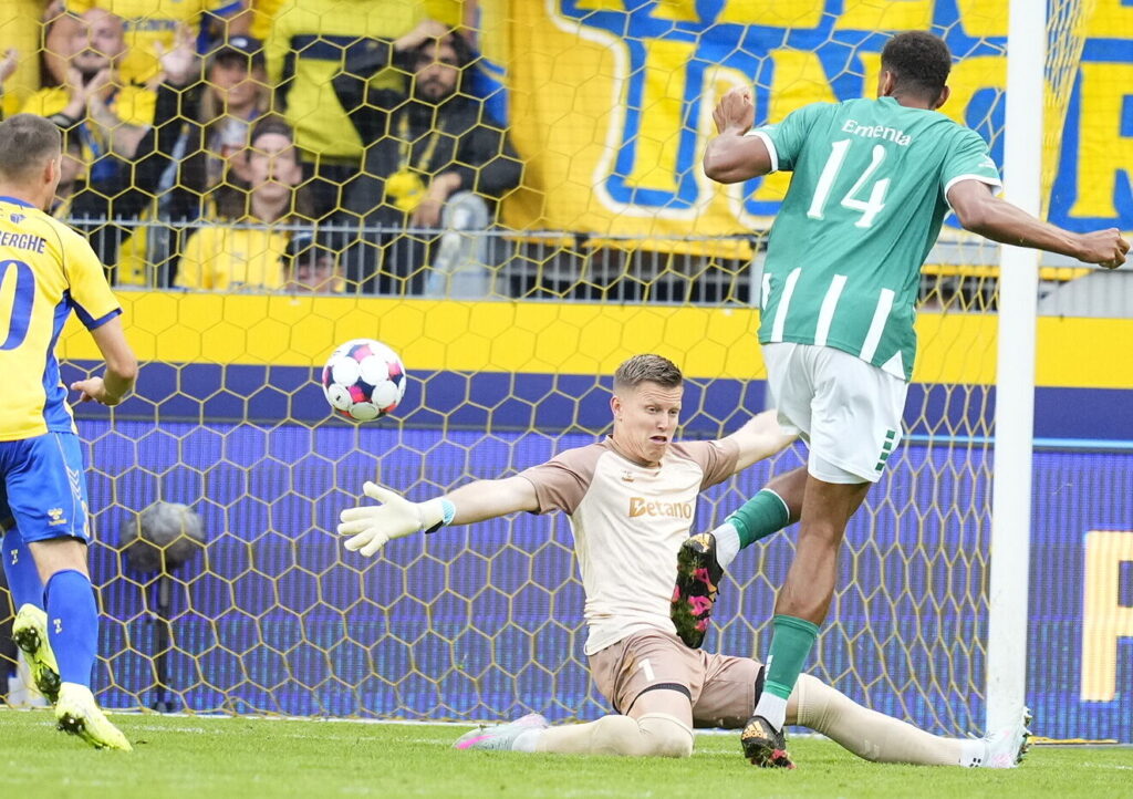 Ementa sparker bolden ind over Pentz