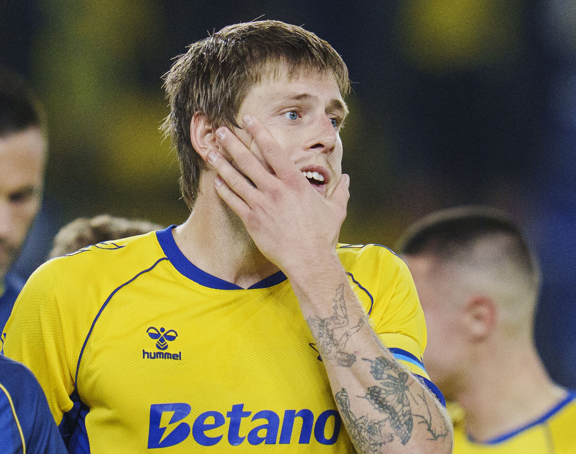 Vallys med hænder for hovedet