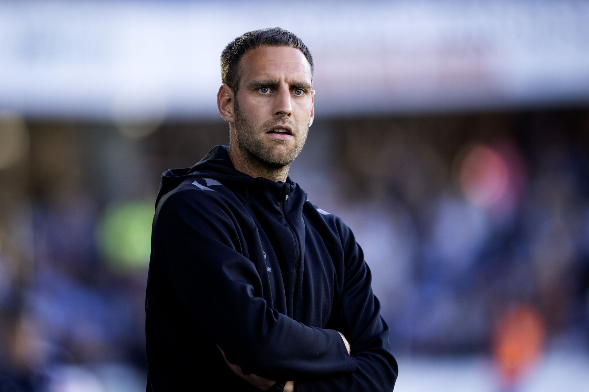 Frederik Birk stirrer ud i luften.