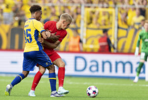 Lucas Høgsberg forsøger at vinde bolden.