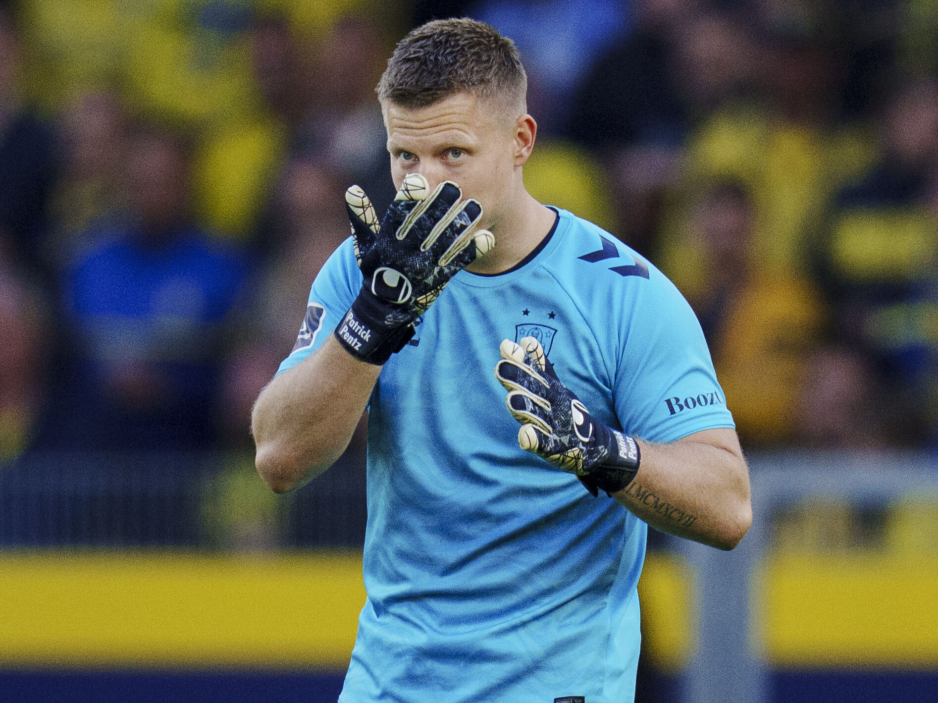 Brøndby-målmand Patrick Pentz spytter i sin handske