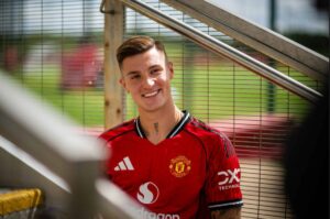 Benjamin Sesko sidder i en Manchester United-trøje.