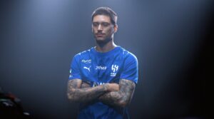 Darwin Nunez poserer i sin Al Hilal-trøje.