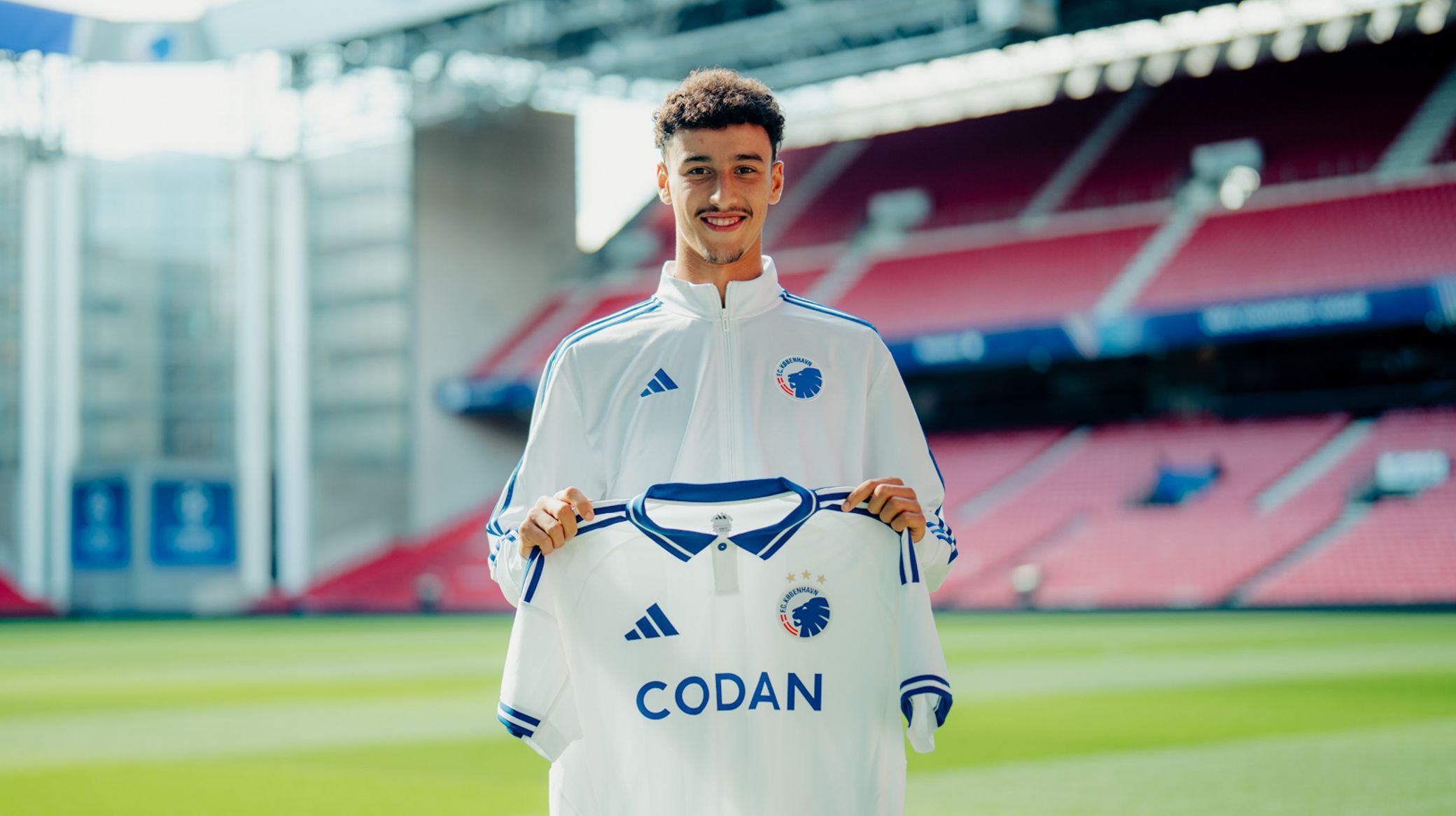 Driss Ait Cheikh poserer med FCK-trøjen