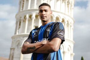 Henrik Meister poserer foran det skæve tårn i Pisa.