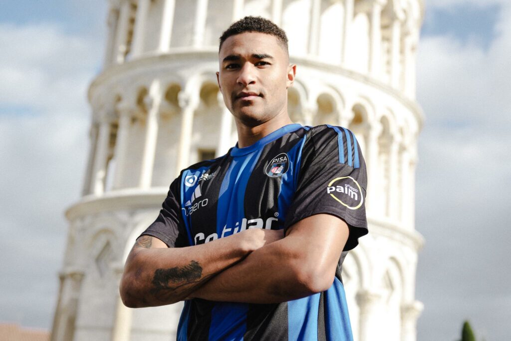 Henrik Meister poserer foran det skæve tårn i Pisa.