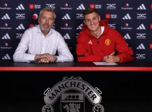 Jason Wilcox sammen med Benjamin Sesko ved kontraktunderskrivelse i MAnchester United.