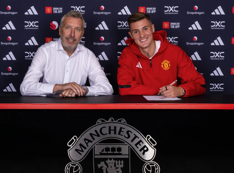 Jason Wilcox sammen med Benjamin Sesko ved kontraktunderskrivelse i MAnchester United.