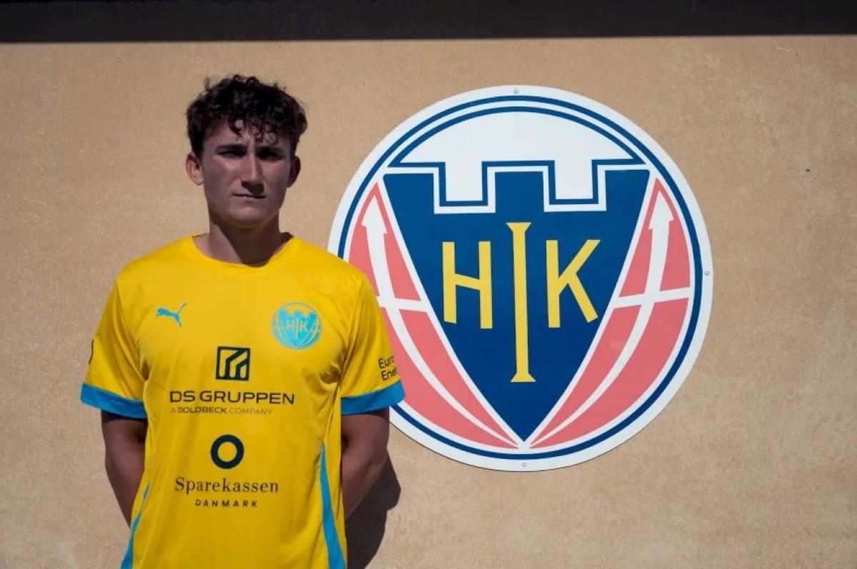 Jonathan Lind med armene bag ryggen og et Hobro IK-logo i baggrunden.