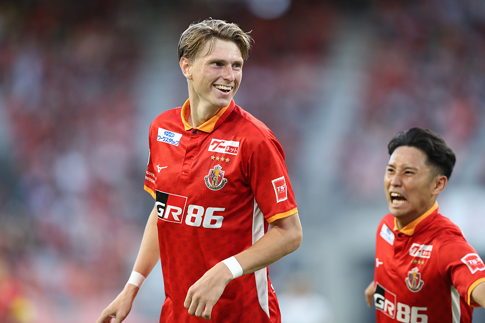 Kasper Junker med et stort smil på læben.