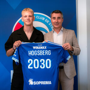 Lucas Høgsberg med en RC Strasbourg-trøje i hænderne.