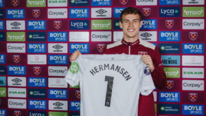 Mads Hermansen holder en West Ham-trøje med trøjenummer 1