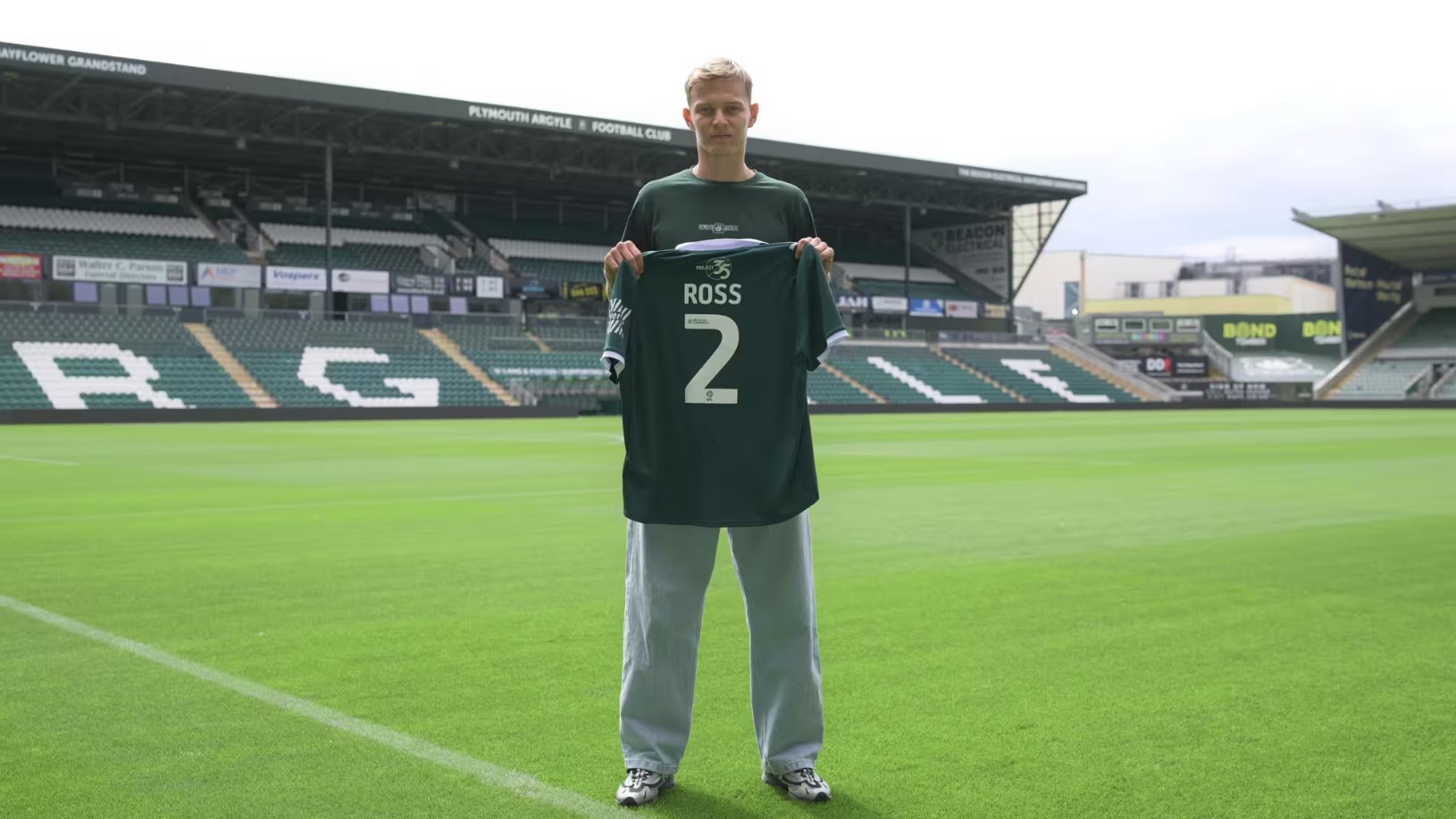 Mathias Ross står på midten af Home Park i Plymouth med sin nye trøje.