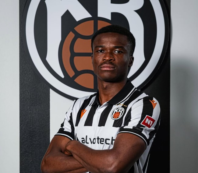 Michael Akoto med korslagte arme.