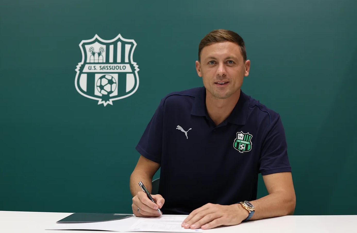 Nemanja Matic foran grøn væg