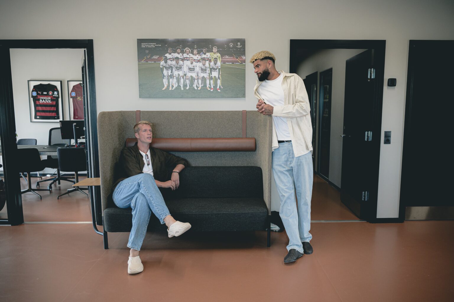 Jonas Lössl og Phillip Billing snakker sammen