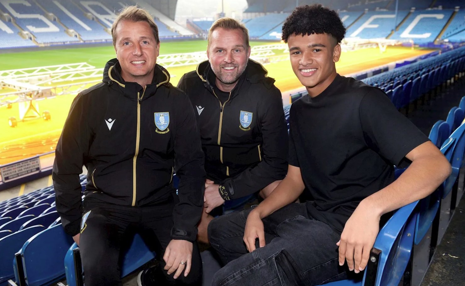 Pierce Charles på tribunen i Sheffield.