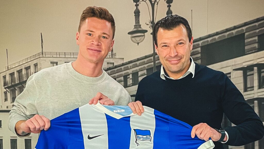 Sebastian Grønning holder en Hertha-trøje op.