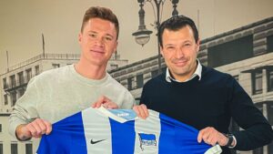 Sebastian Grønning holder en Hertha-trøje op.