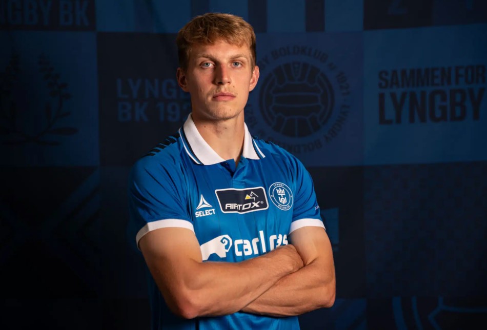 Simon Colyn præsenteres i Lyngby Boldklub med stålfast blik og korslagte arme