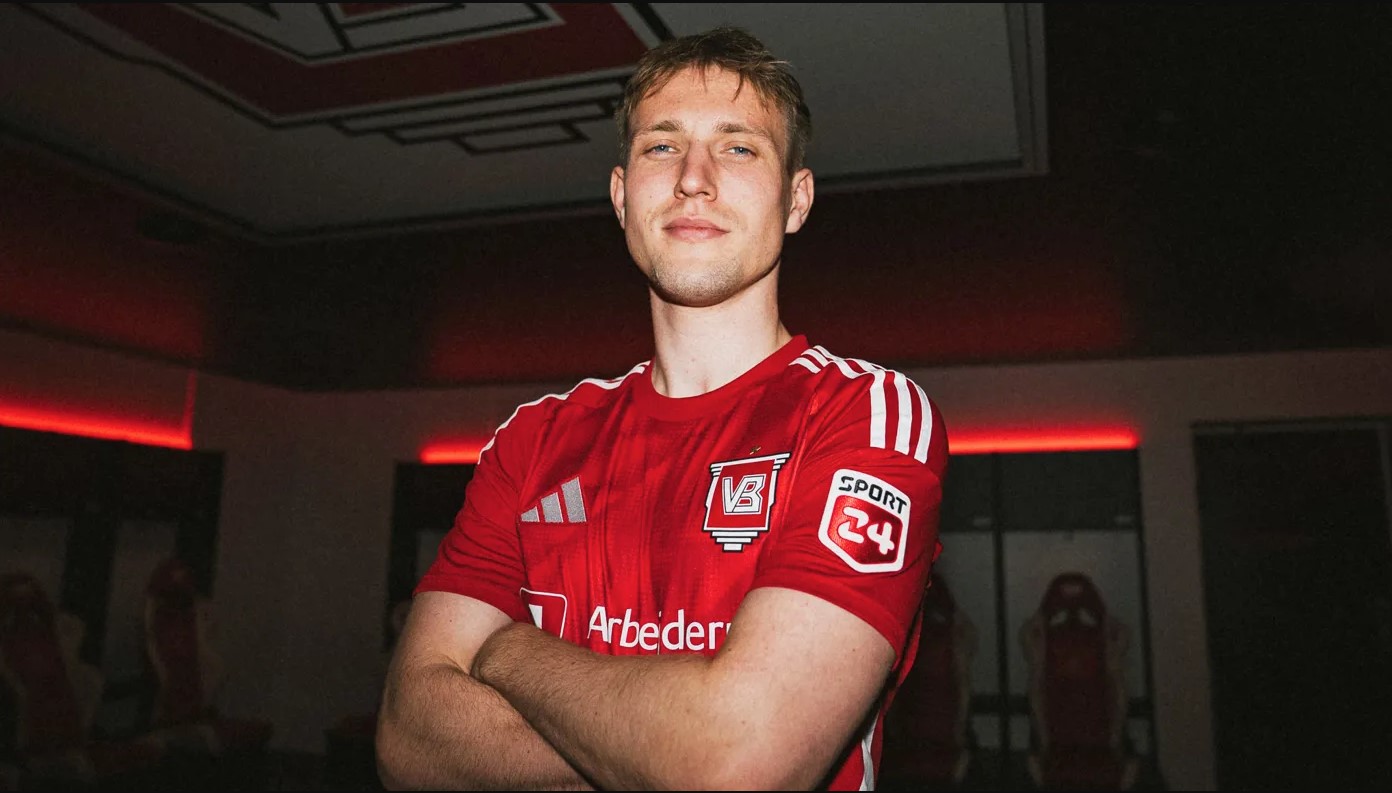 Valdemar Lund med armene over kors i Vejle trøjen.