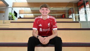 Will Wright poserer med stort smil i sin Liverpool-trøje.