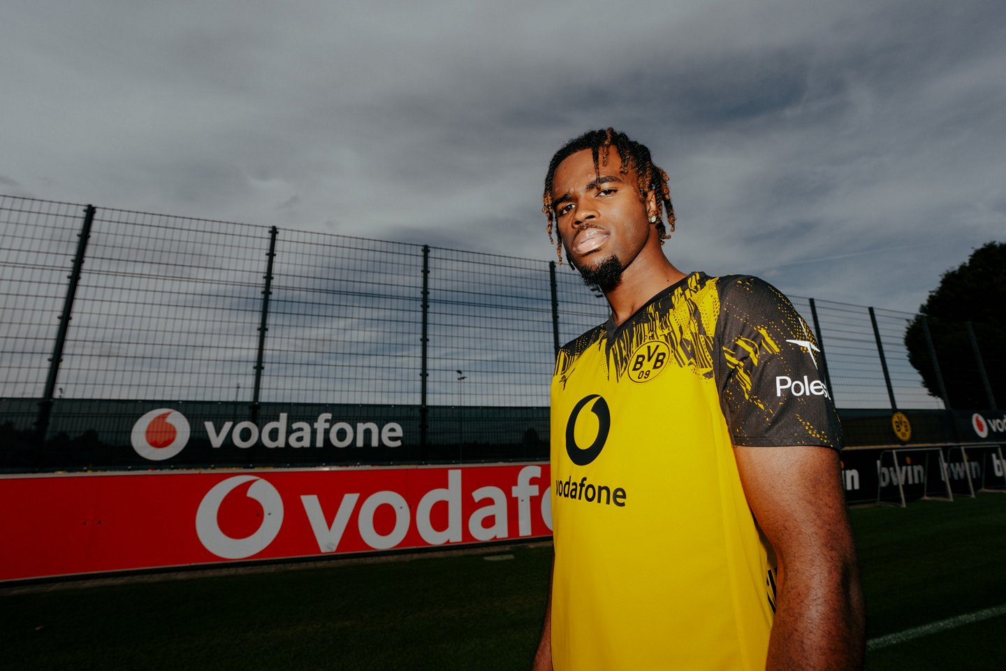 Carney Chukwuemeka præsenteret i Borussia Dortmund