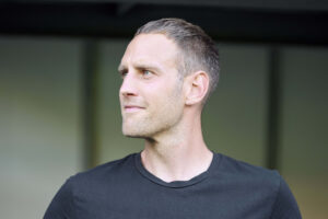 Frederik Birk på sidelinjen under en Brøndby IF-kamp